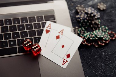 Cips, kırmızı zarlar ve online poker için as ya da dizüstü bilgisayarda kumar oynamak. Online kumarhane konsepti