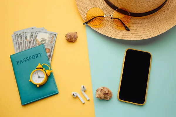 Acessórios de viagem e passaporte com dinheiro em fundo amarelo azul — Fotografia de Stock