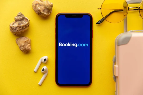 Tula, Rusko - Září 08, 2020: Logo aplikace Booking.com na displeji iPhone — Stock fotografie