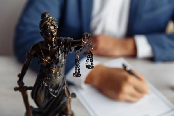 Юридический офис. Статуя правосудия с крупным планом и адвокатом. Юридическое право, консультации и правосудие — стоковое фото