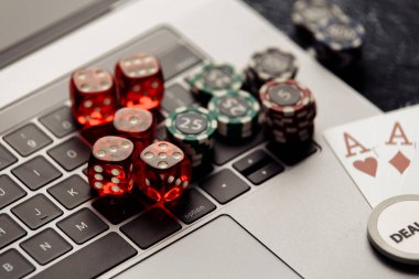 Cips, kırmızı zarlar ve online poker ya da kumarhane kumarhanesi için as oyunları. Online kumarhane konsepti
