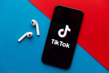 Tula, Rusya - 08 Eylül 2020: iPhone ekranında Tik Tok logosu