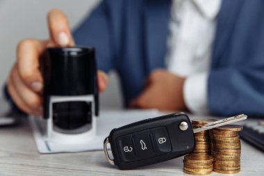 Araba kiralama formunu damgalayan müşterinin ellerini kapat