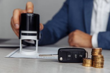 Araba satıcısı ofiste oturmuş kontratı imzalıyor. Kapatın. Satın alma arabası konsepti