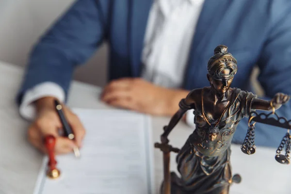 Avukat evrakları ofiste imzalar. Hukuk hukuku, tavsiye ve adalet kavramı