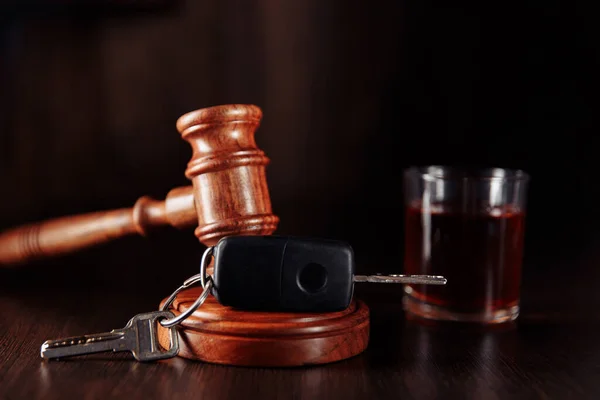 Car key, judge gavel and whiskey alcohol drink in a glass on a wooden table. Dont drink and drive abstract concept — Stock Photo, Image