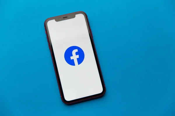 Tula, Russia - September 08, 2020: Logo aplikasi Facebook pada tampilan iPhone — Stok Foto