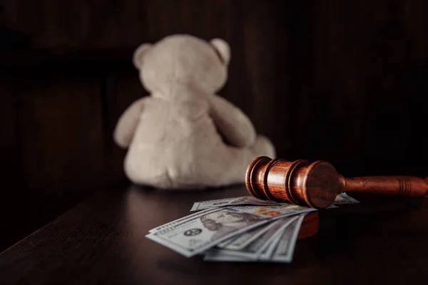 Juez martillo, billetes de dólar y osito de peluche como símbolo de los derechos de los niños. Concepto de divorcio y pensión alimenticia — Foto de Stock