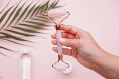 Gua sha masaj yeşim taşı kadın ellerinde. Moda güzellik tedavisi