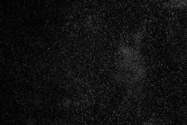 Siyah arkaplan üzerinde yüzen soyut gerçek toz