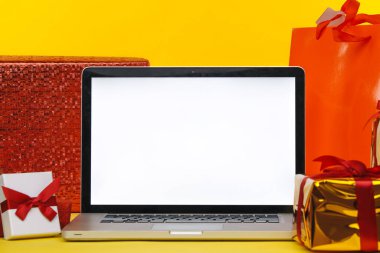Tula, 28 09: 19: Online noel alışverişi konsepti dizüstü bilgisayarda. Beyaz ekran.