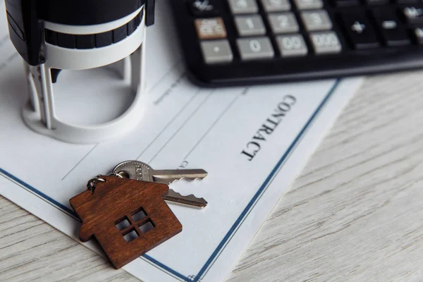 Wniosek o pożyczkę hipoteczną z drewnianym breloczkiem w kształcie domu. Koncepcja oszczędności — Zdjęcie stockowe