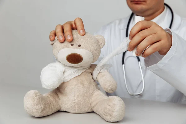 Dokter verband teddybeer in het medisch kantoor. Begrip kinderarts — Stockfoto