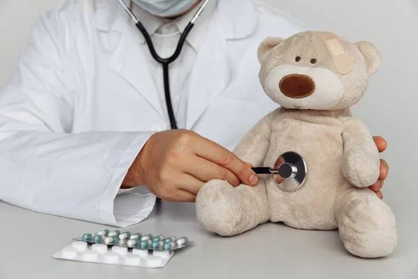 De dokter controleert de hartslag van teddybeer in het ziekenhuis. Begrip kinderarts — Stockfoto