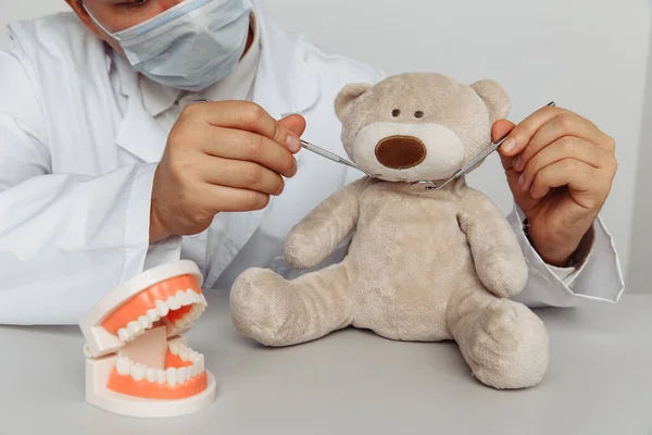 Dentysta z narzędziami i misiaczkiem. Koncepcja dentysty dziecięcego — Zdjęcie stockowe
