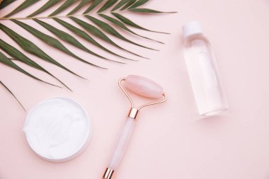 Yüz masajı için Jade Roller. Yaş, kaldırma ve ton tedavisi kavramı