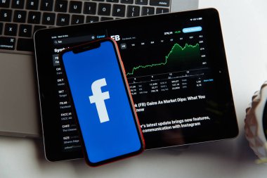 Tula, Rusya - 18 Ekim 2020: iPhone ekranında Facebook logosu