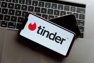 Tula, Rusya - 18 Ekim 2020: iPhone ekranında Tinder logosu