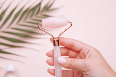 Gua sha masaj yeşim taşı kadın ellerinde. Yaş, kaldırma ve ton tedavisi kavramı