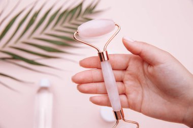 Gua sha masaj yeşim taşı kadın ellerinde. Güzellik konsepti