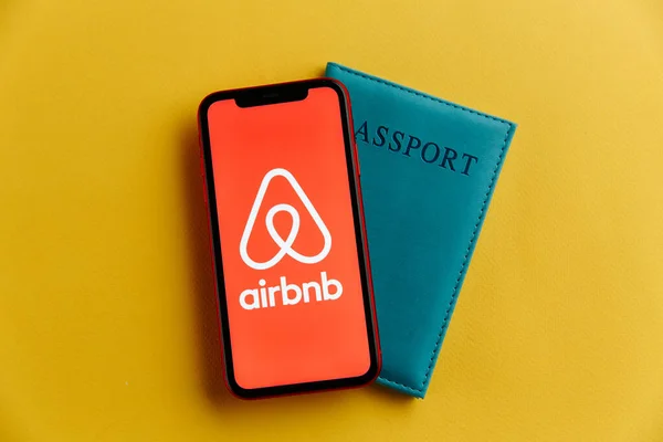 Tula, Rusia - 18 de octubre de 2020: logotipo de Airbnb en la pantalla del iPhone — Foto de Stock