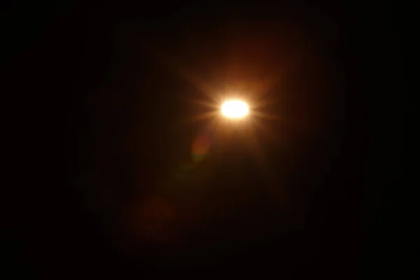 Résumé Flare naturelle du soleil sur le fond noir. — Photo