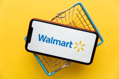 Tula, Rusya - Kasım 04, 2020: iPhone ekranında Walmart logosu