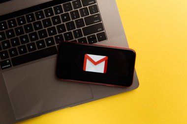 Tula, Rusya - Kasım 04, 2020: iPhone ekranında Gmail logosu