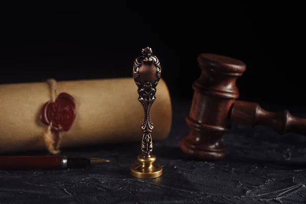 Concepto de ley con sello en la sala del tribunal. Martillo de madera y viejo sello de cera notarial —  Fotos de Stock