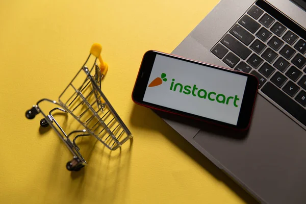 Tula, Rússia - 04 de novembro de 2020: logotipo Instacart na tela do iPhone — Fotografia de Stock