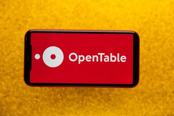 Tula, Rusko - Listopad 04, 2020: Logo OpenTable na displeji iPhone — Stock fotografie