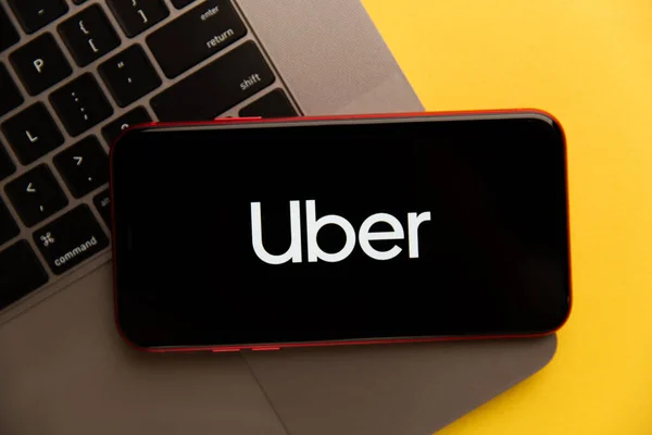 Tula, Rusia - 04 de noviembre de 2020: logotipo de Uber en la pantalla del iPhone — Foto de Stock