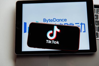 Tula, Rusya - 18 Ekim 2020: iPhone ekranında Tik-Tok logosu