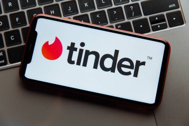 Tula, Rusya - 18 Ekim 2020: iPhone ekranında Tinder logosu