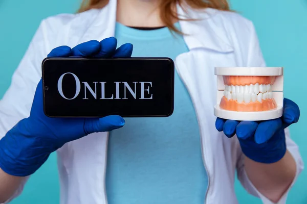 Cita online al concepto de dentista. Usar el teléfono para inscribirse al médico . —  Fotos de Stock