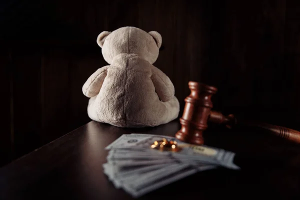 Judge gavel, money banknotes, rings and teddy bear on a wooden table. Divorce, separation and alimony concept — Foto Stock