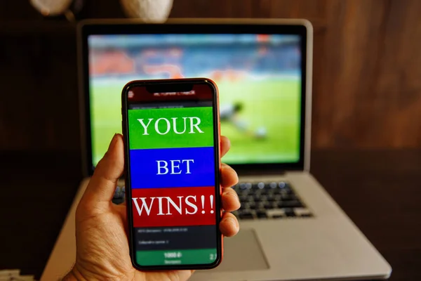 Hombre viendo el partido de fútbol emisión en línea en su ordenador portátil a la espera de resultado ganador — Foto de Stock