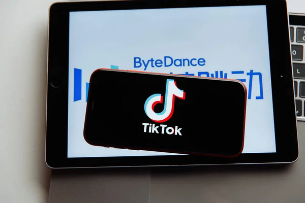 Тула, Россия - 18 октября 2020 года: логотип Tik-Tok на дисплее iPhone — стоковое фото