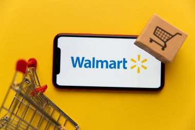 Tula, Rusya - Kasım 04, 2020: iPhone ekranında Walmart logosu