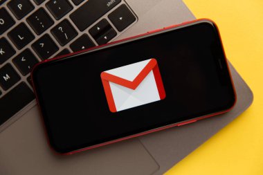 Tula, Rusya - Kasım 04, 2020: iPhone ekranında Gmail logosu