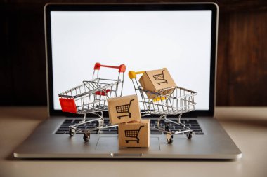 Laptop klavyesindeki trollerde kutular. Çevrimiçi alışveriş kavramı