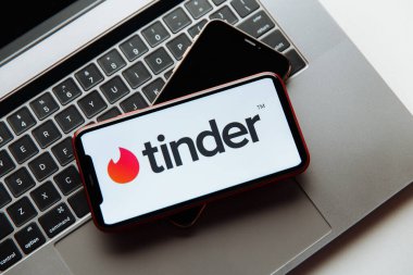 Tula, Rusya - 18 Ekim 2020: iPhone ekranında Tinder logosu