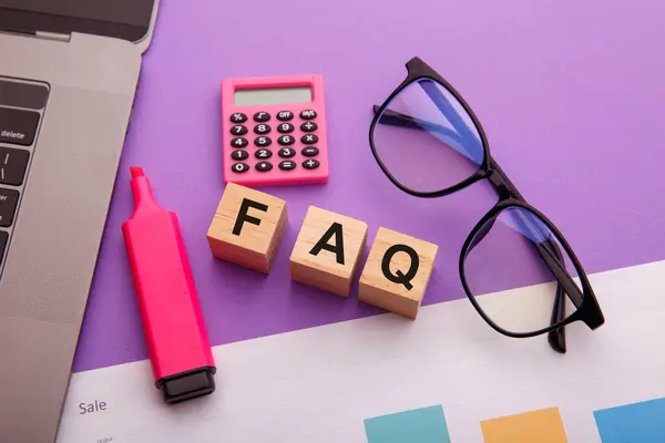 Houten blokken met woord FAQ close-up. Veelgestelde vraag — Stockfoto