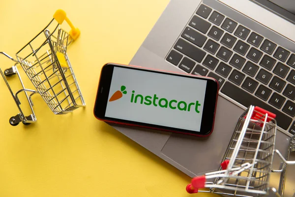 Tula, Rússia - 04 de novembro de 2020: logotipo Instacart na tela do iPhone — Fotografia de Stock