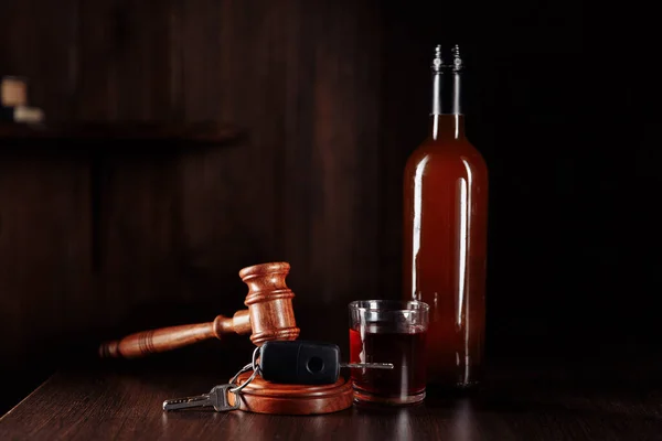 Kluczyki do samochodu, młotek sędziego i napój alkoholowy whisky w szklance na drewnianym stole. Nie pij i nie kieruj abstrakcyjną koncepcją — Zdjęcie stockowe