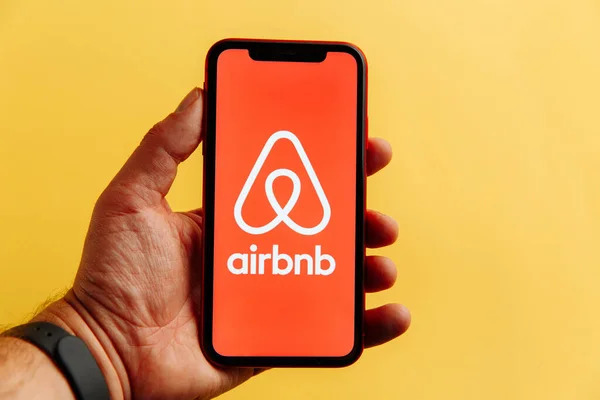 Tula, Rusko - 18. října 2020: Logo Airbnb na displeji iPhone — Stock fotografie