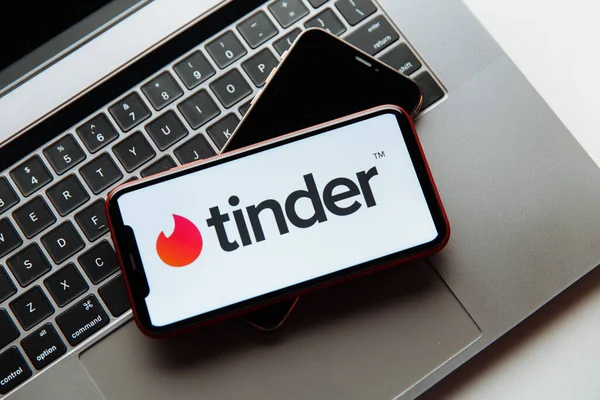 Tula, Rusya - 18 Ekim 2020: iPhone ekranında Tinder logosu