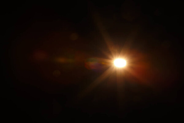 Естественная вспышка на Солнце на черном фоне.