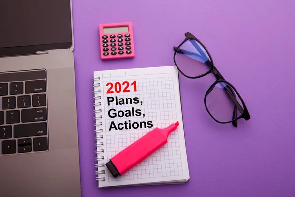 Rencana, Tujuan, dan Tindakan 2021 - Meja kantor bisnis dengan buku catatan yang ditulis dengan tulisan tangan tentang rencana daftar tujuan dan pengaturan resolusi Stok Lukisan  