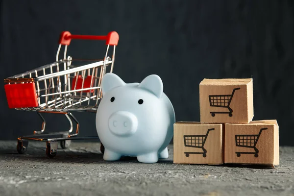 Concepto de compras online. Cochera con carrito de supermercado y cajas de entrega — Foto de Stock